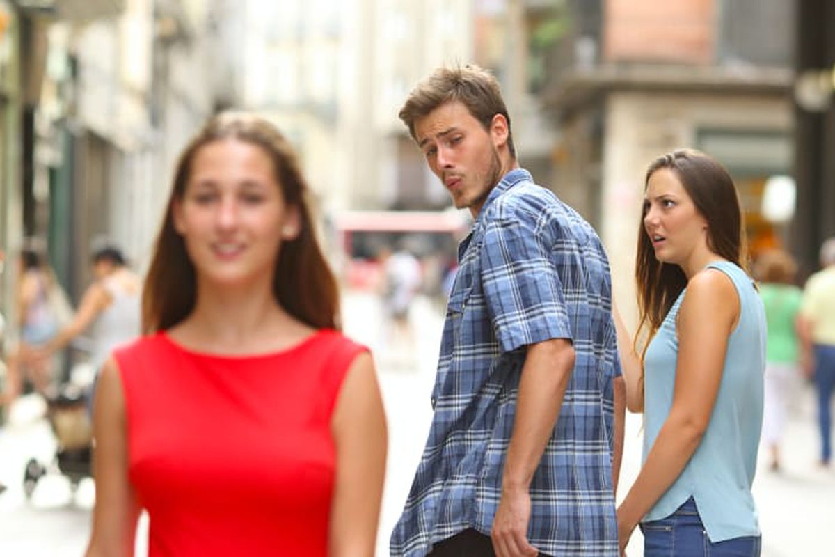 Distracted Boyfriend meme about Volant